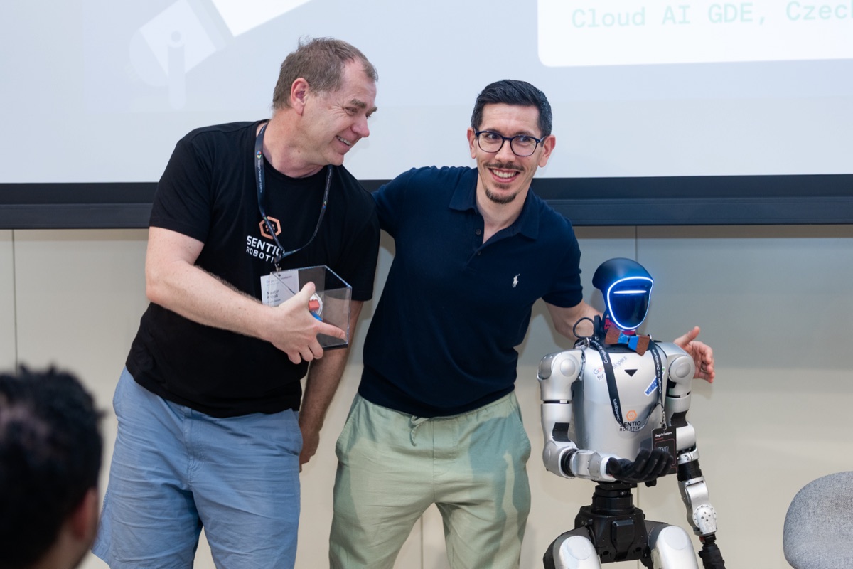 Martin Krček přebírá GDE Award „Bring AI to Life“ na akci Google v Berlíně