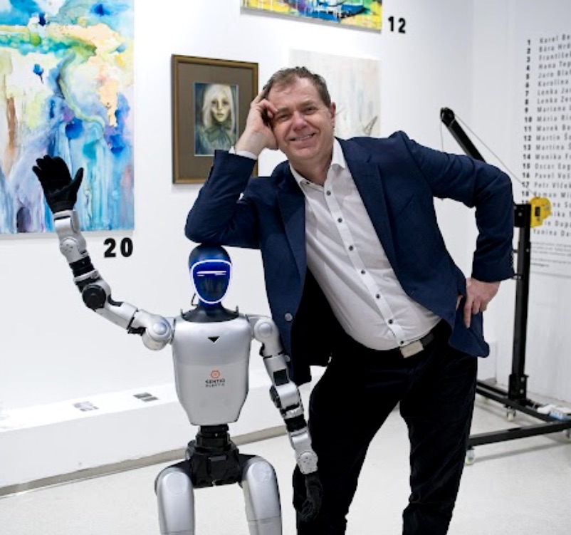 Martin Krček s robotem Senti v Galerii Mánes