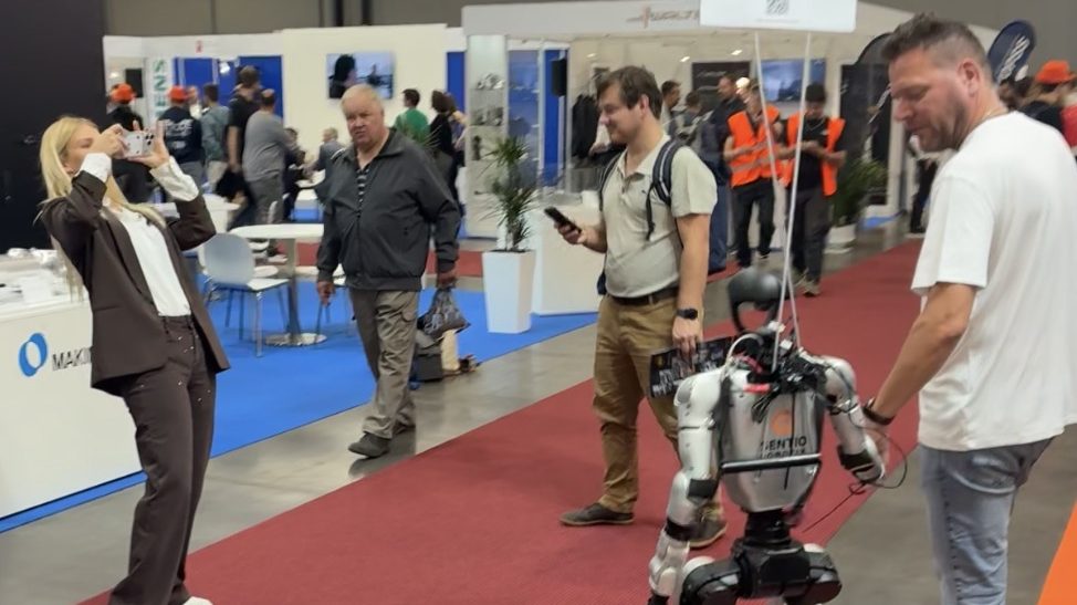 Návštěvník vede Sentiho za ruku na MSV 2026, ostatní fotí